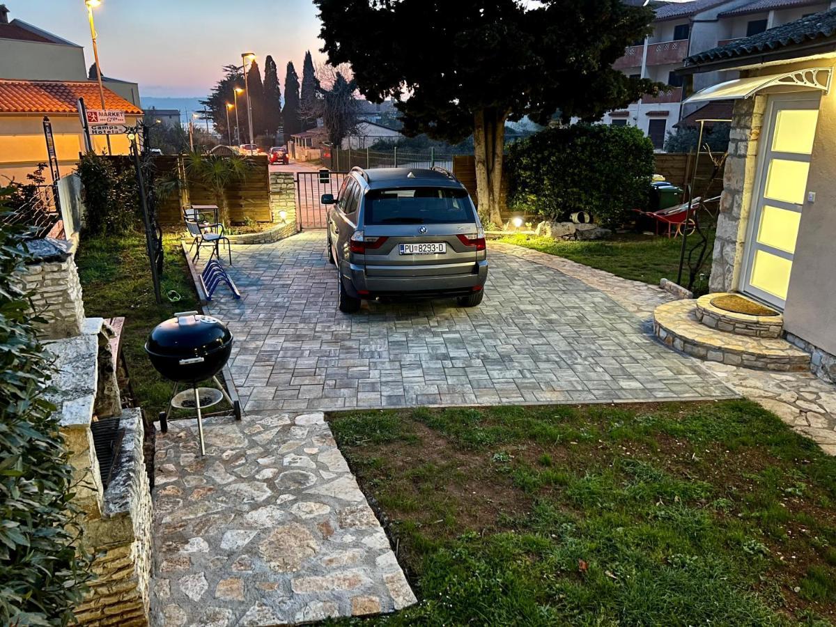 Holiday House "Laurus Garden" With Private Parking Medulin Eksteriør billede