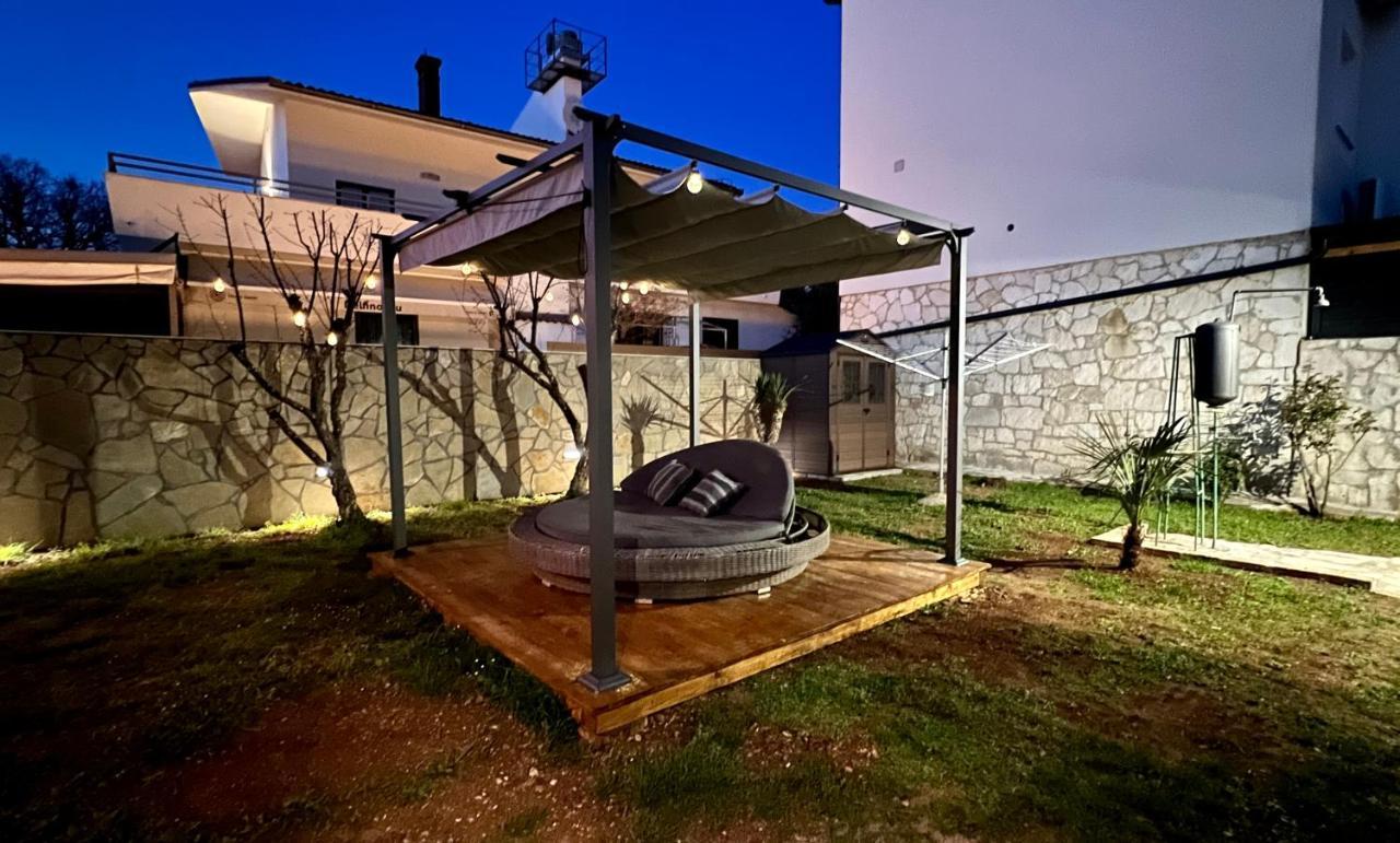 Holiday House "Laurus Garden" With Private Parking Medulin Eksteriør billede